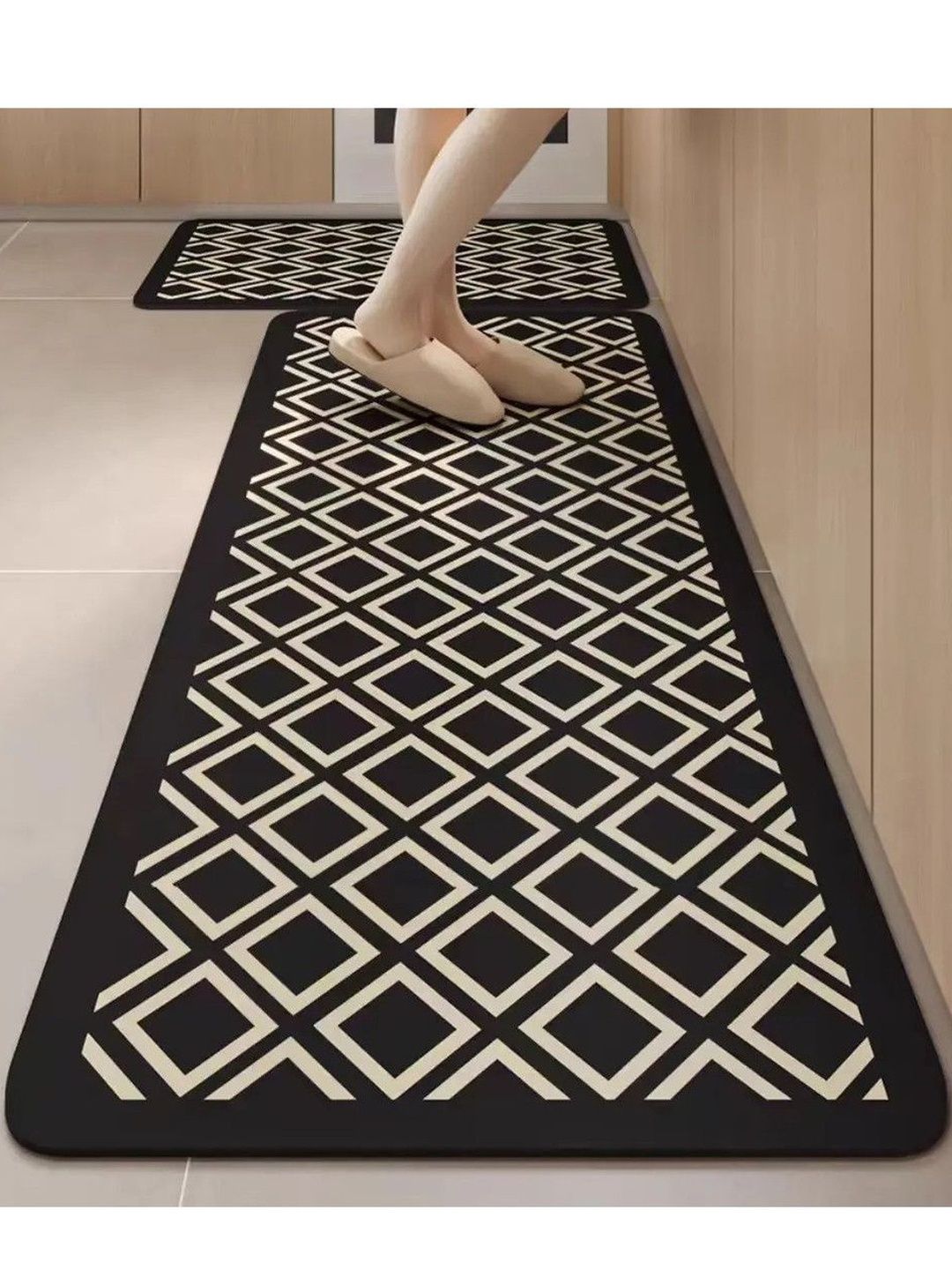 MAXOSHINE Black Geometric Printed Water Resistant Runner