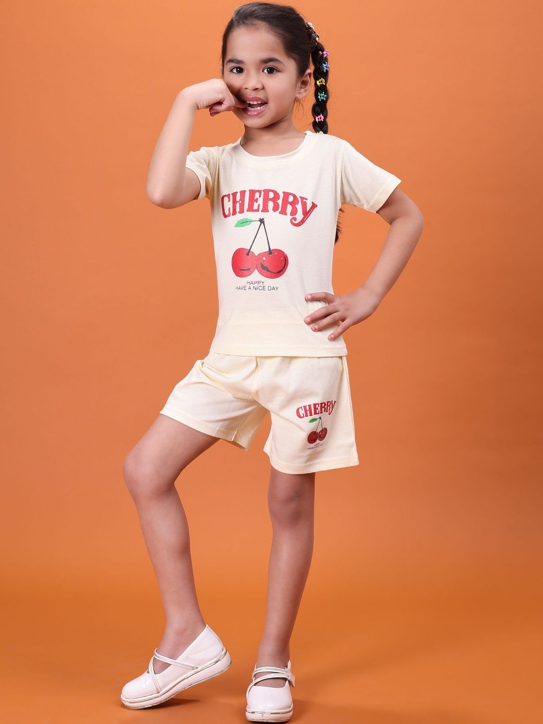 NUTTY BUTTY Girls Printed T-shirt with Shorts