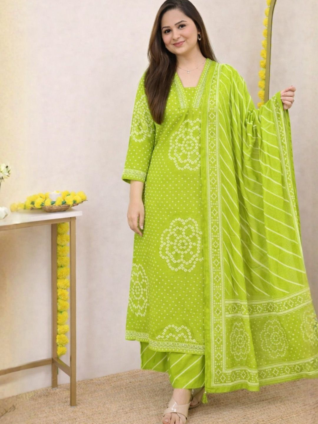 Vnyashri Women Bandhani Printed Regular Kurta with Palazzos & With Dupatta