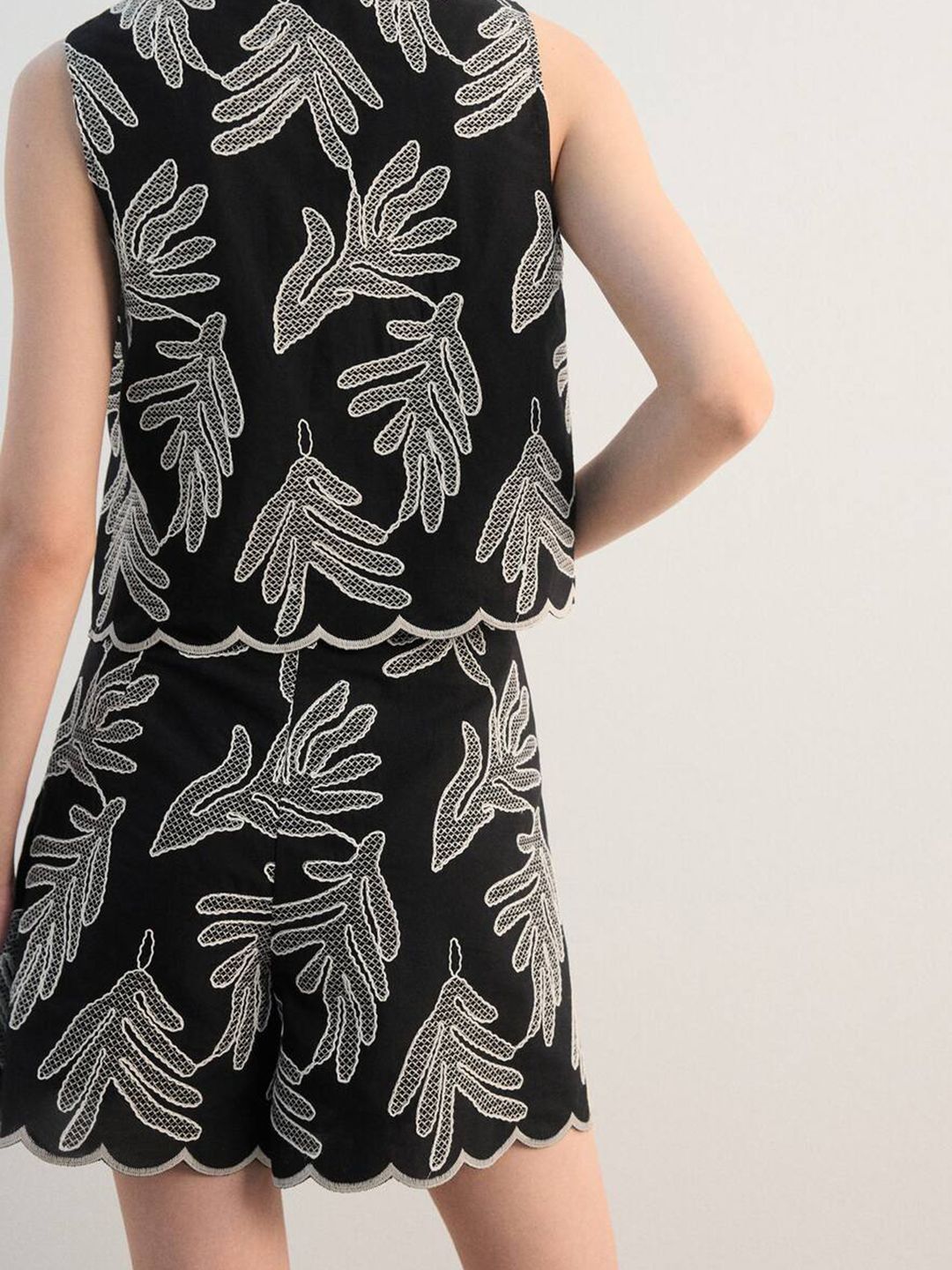 Mid-Rise Floral Embroidered Above Knee Length Shorts