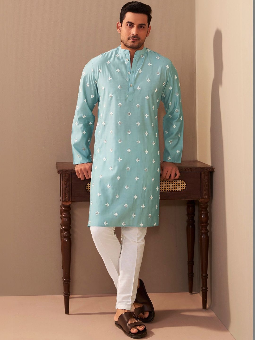 House of Pataudi Embroidered Mandarin Collar Knee Length Straight Kurta