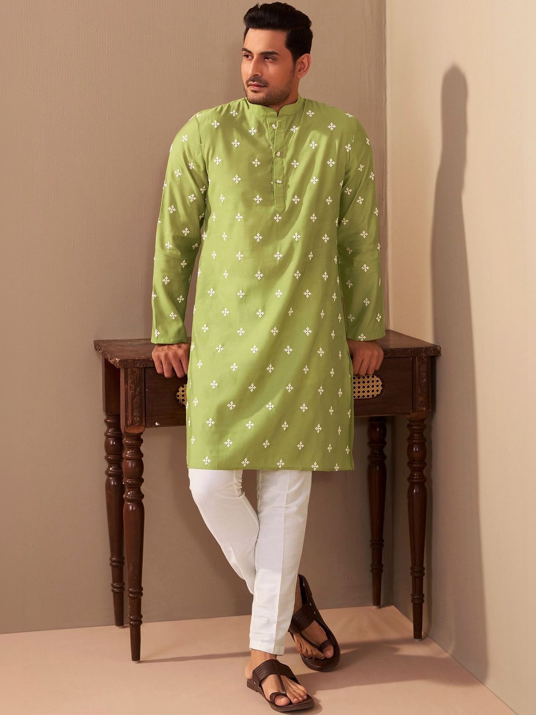 House of Pataudi Embroidered Mandarin Collar Knee Length Straight Kurta