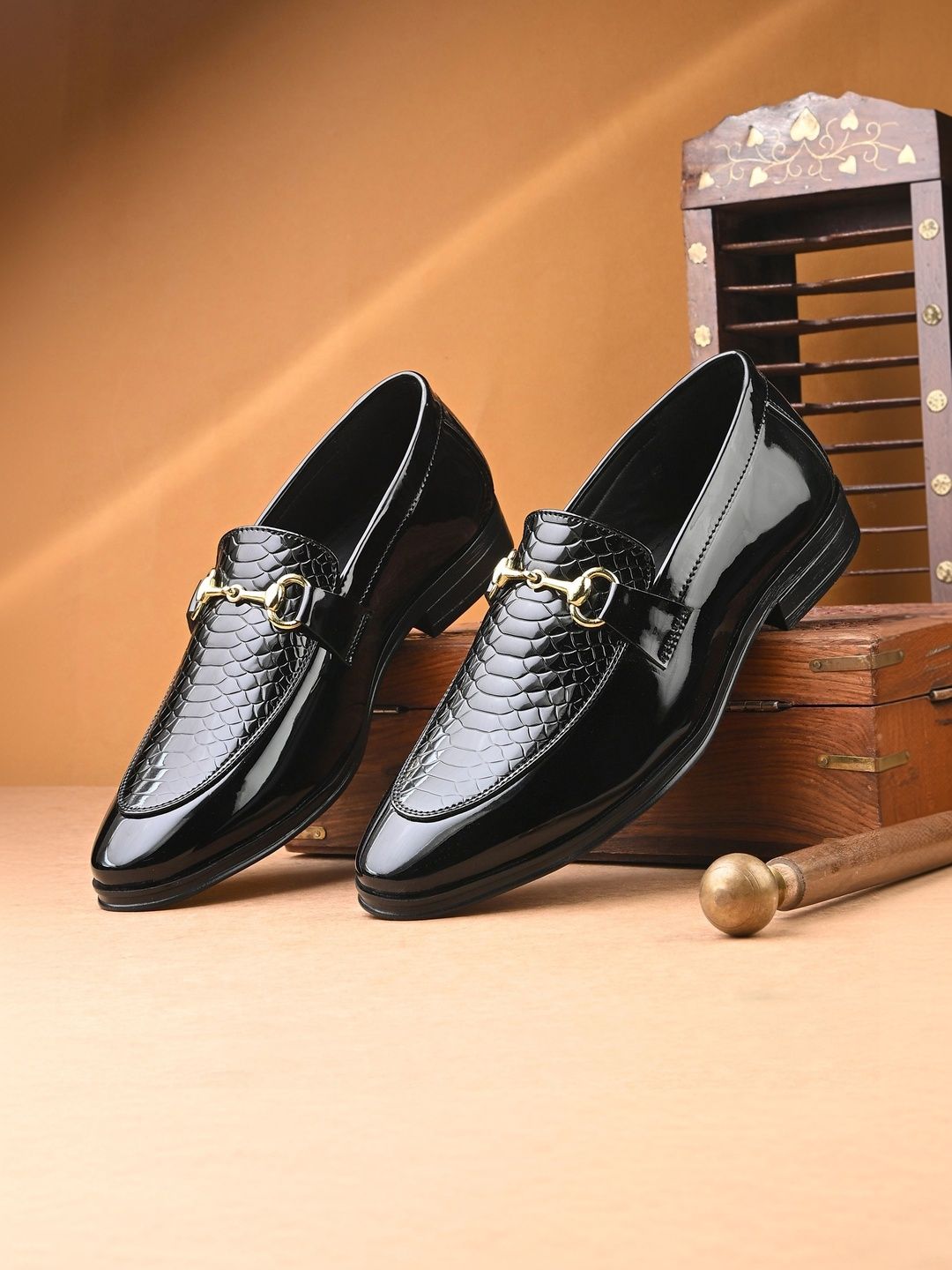 INVICTUS Men Textured Pointed Toe Formal Loafers