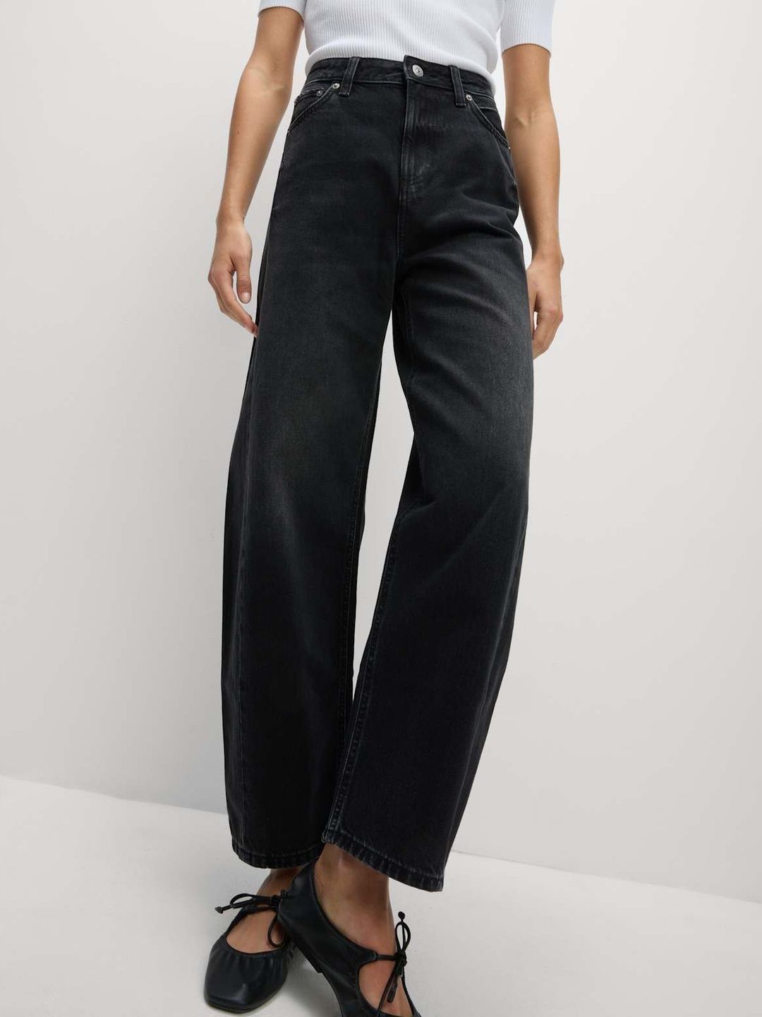 Mid Rise Barrel Jeans