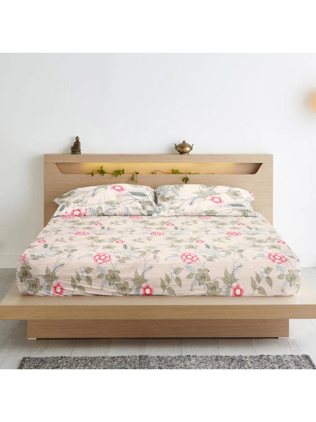 Furnish Factory Beige Floral King Bedsheet with 2 Pillow Covers