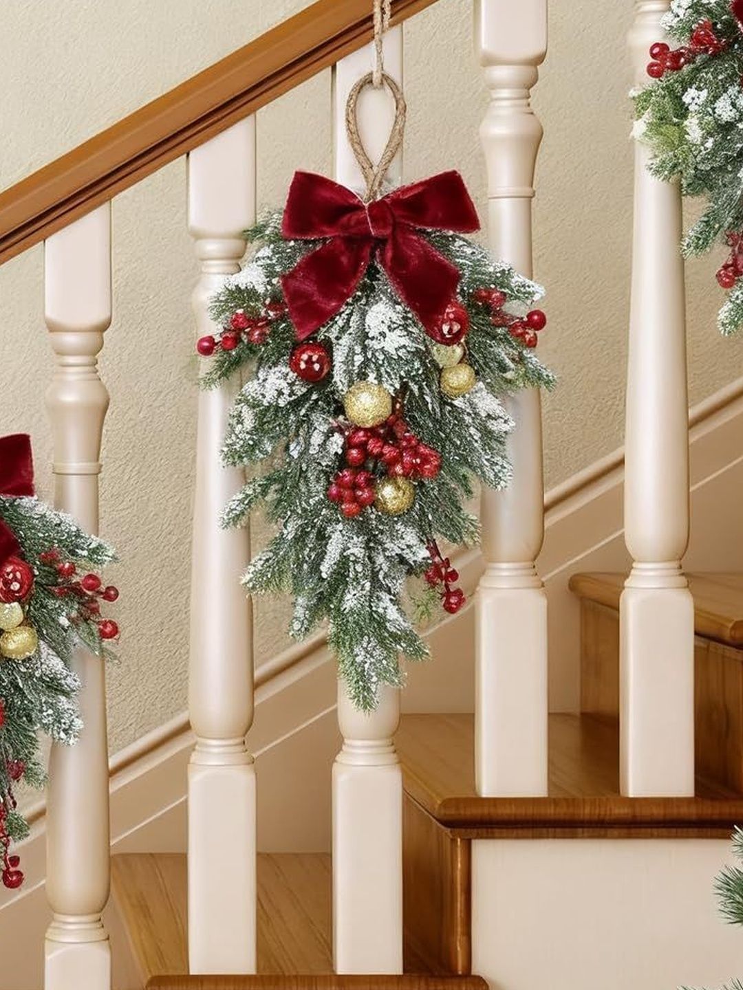 MAYCREATE Green & Red Textured Christmas Teardrop Swag With Bowknot & Baubles