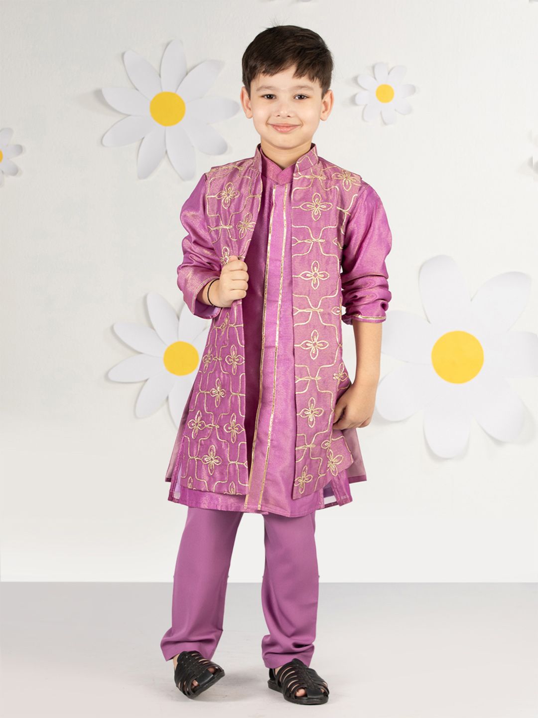 VASTRAMAY Boys Floral Embroidered Mandarin Collar Straight Kurta With Pyjama & Jacket