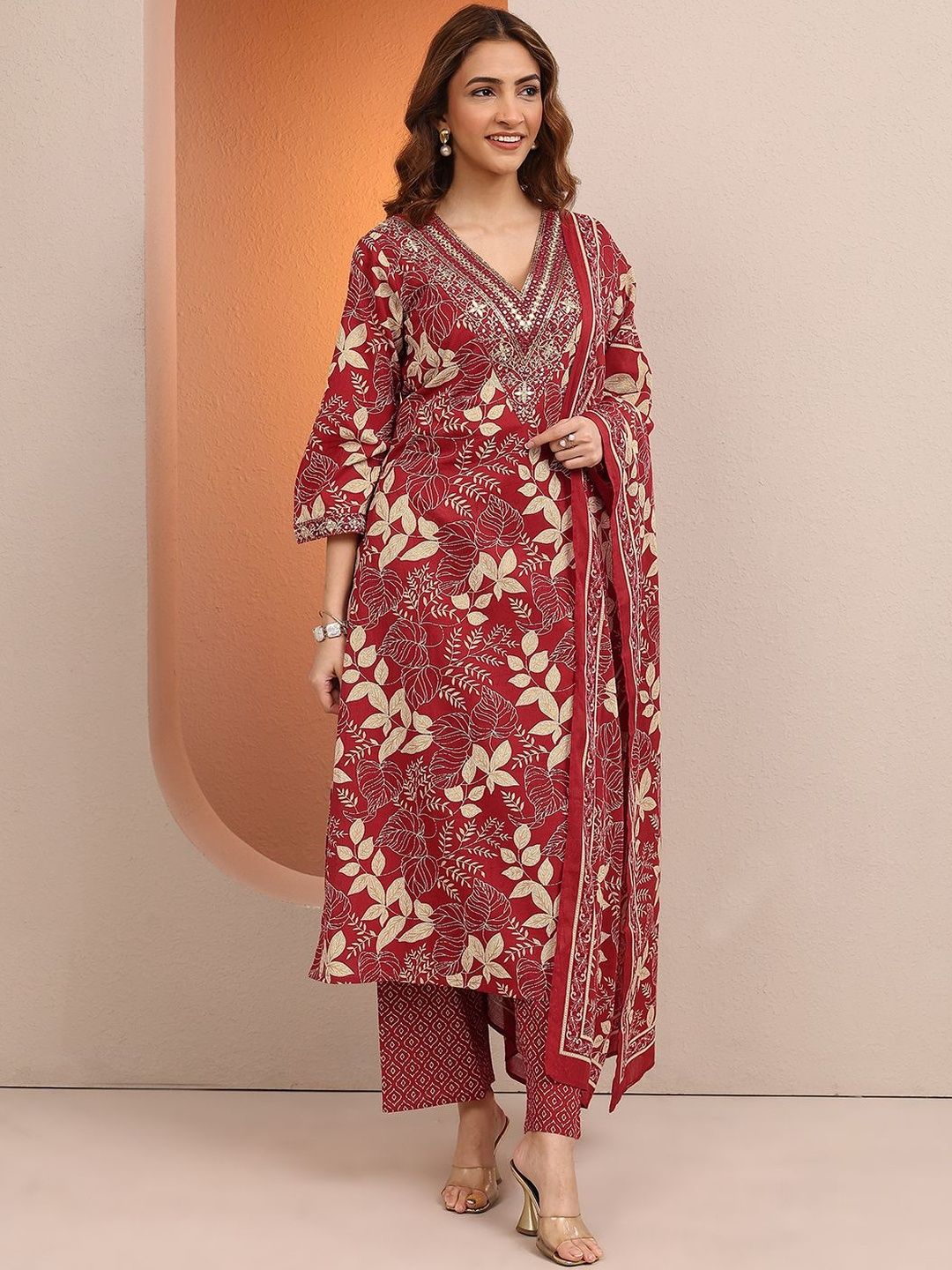 Libas Libas Women Floral Printed Regular Thread Work Kurta with Trousers & With Dupatta