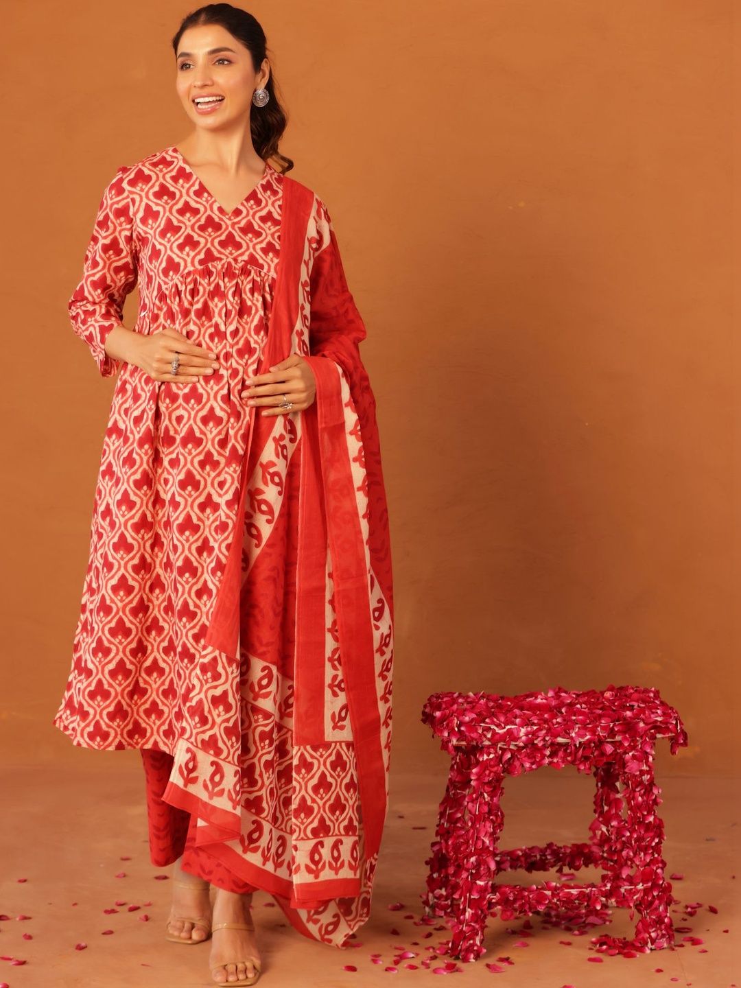 Ikk Kudi by Seerat Women Ethnic Motifs Printed Empire Pure Cotton Kurta with Trousers & With Dupatta