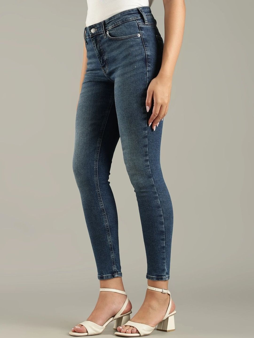 Skinny Fit Mid-Rise Light Fade Jeans