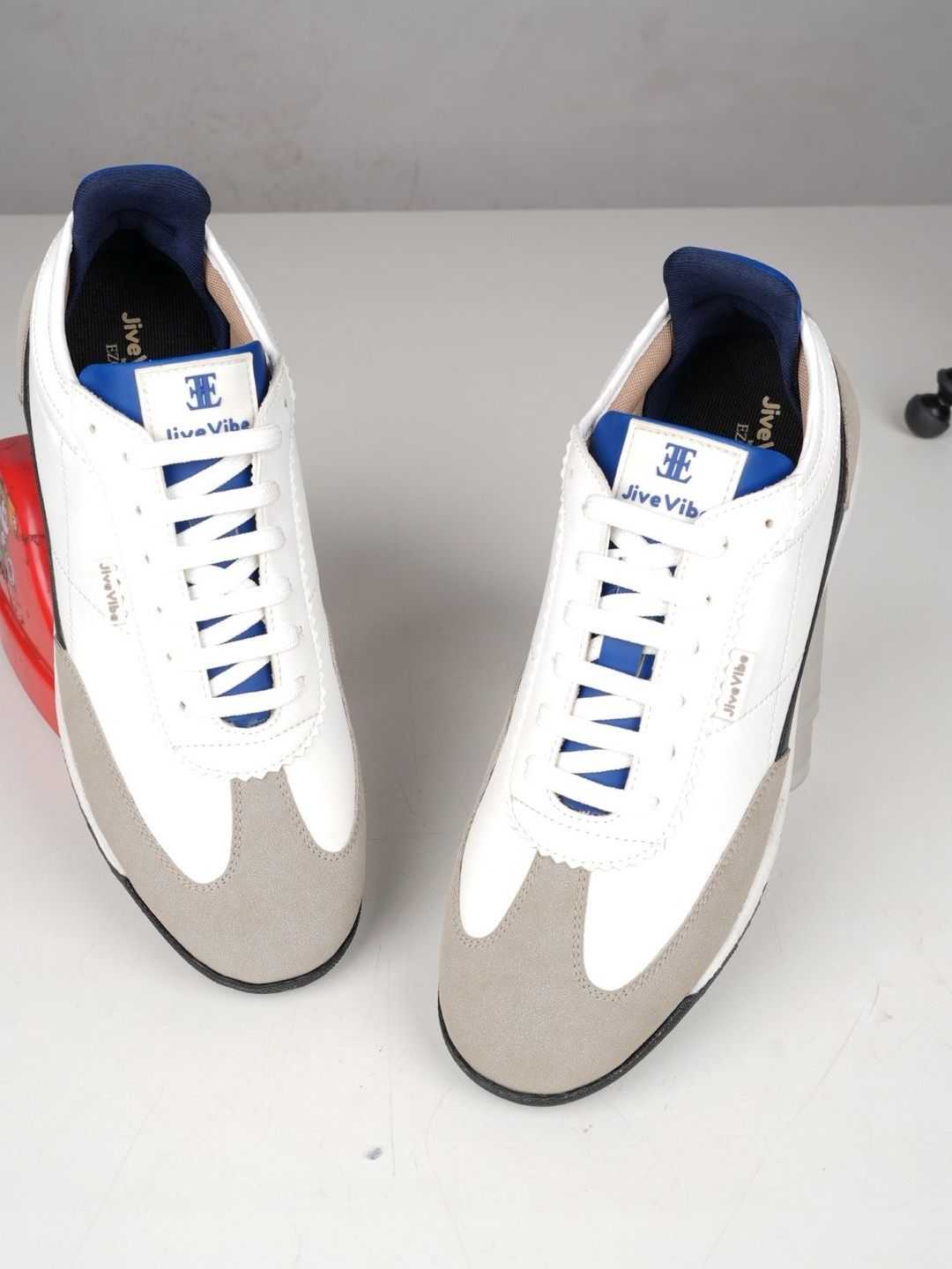 EZOK Men Colourblocked Leather Sneakers
