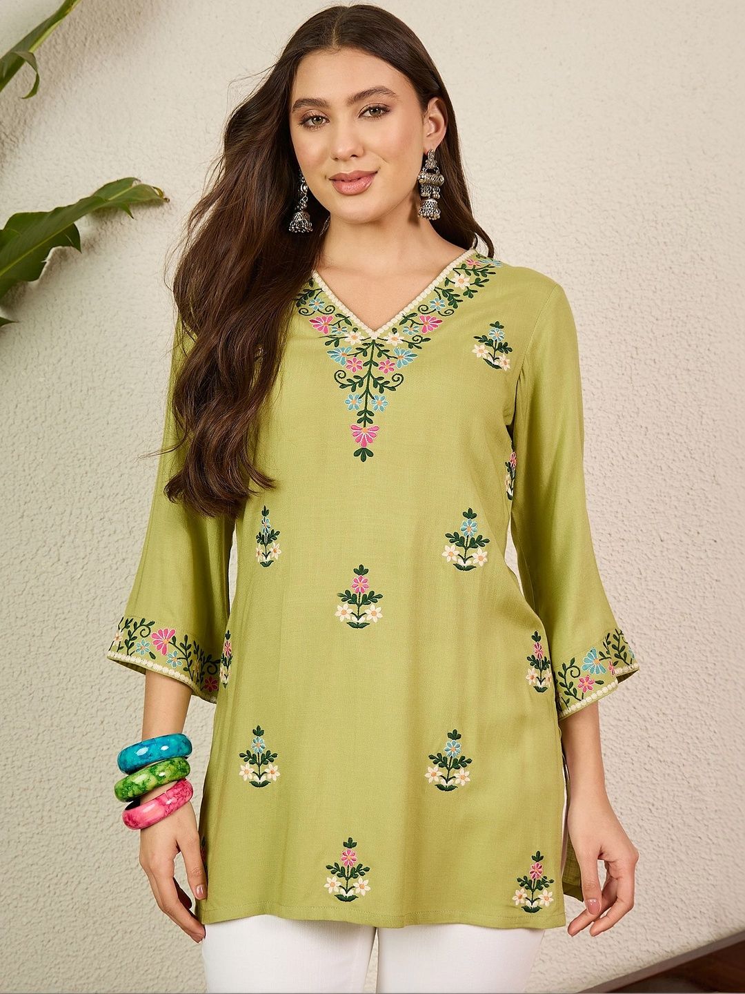 Anouk Floral Embroidered V-Neck Thread Work Liva Thread Work Kurti