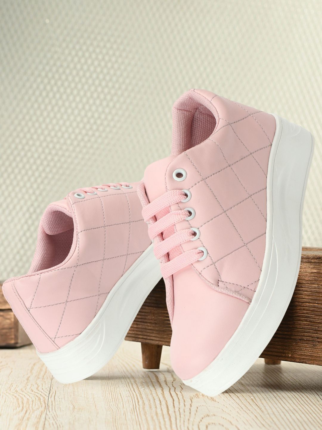 EVOLTAR Women Textured Sneakers