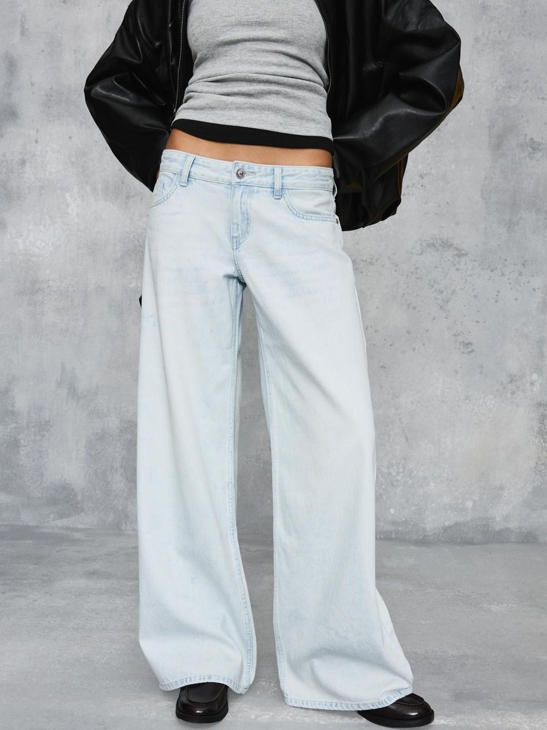 Low-rise wide-leg jeans