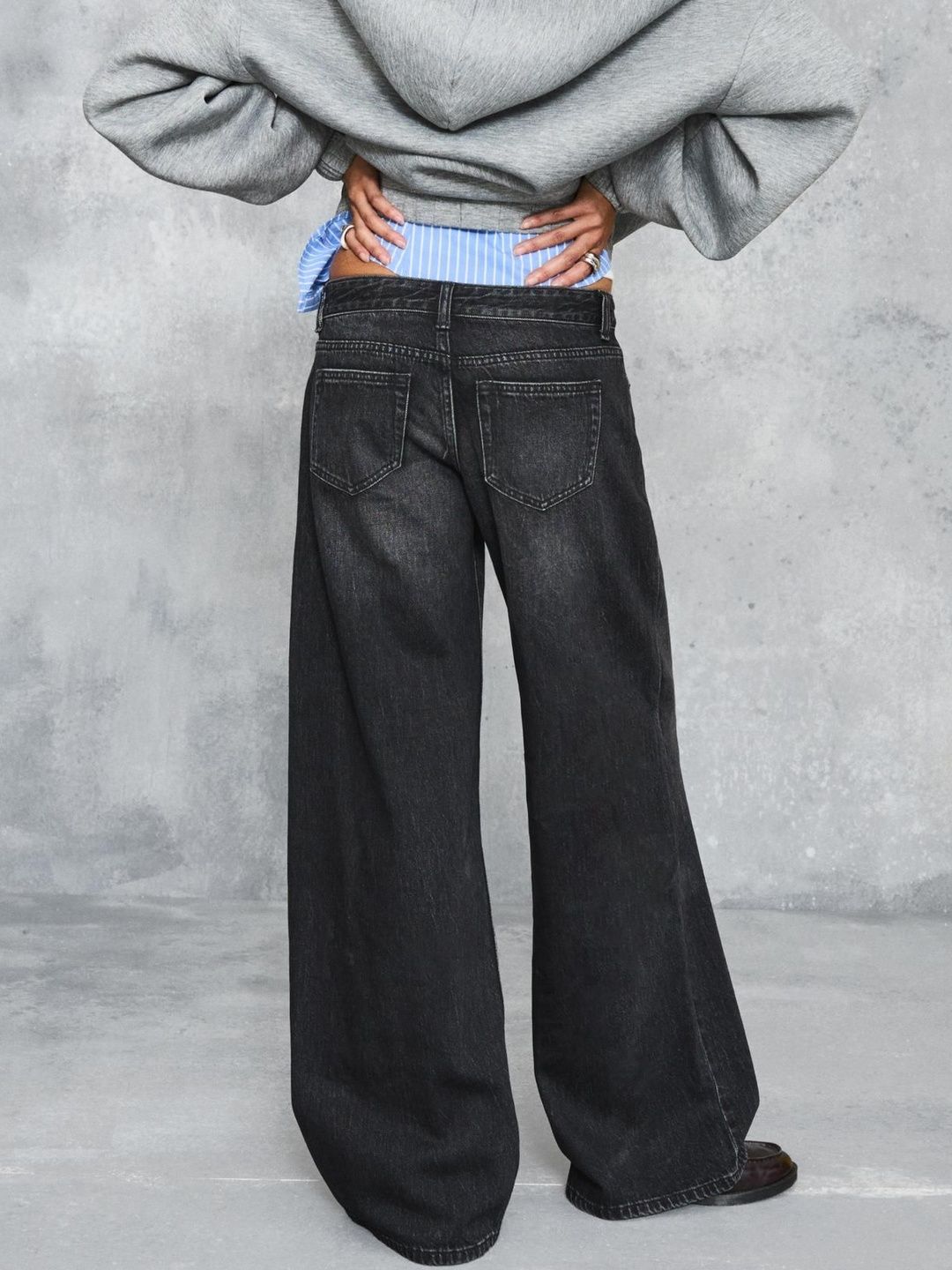 Low-rise wide-leg jeans