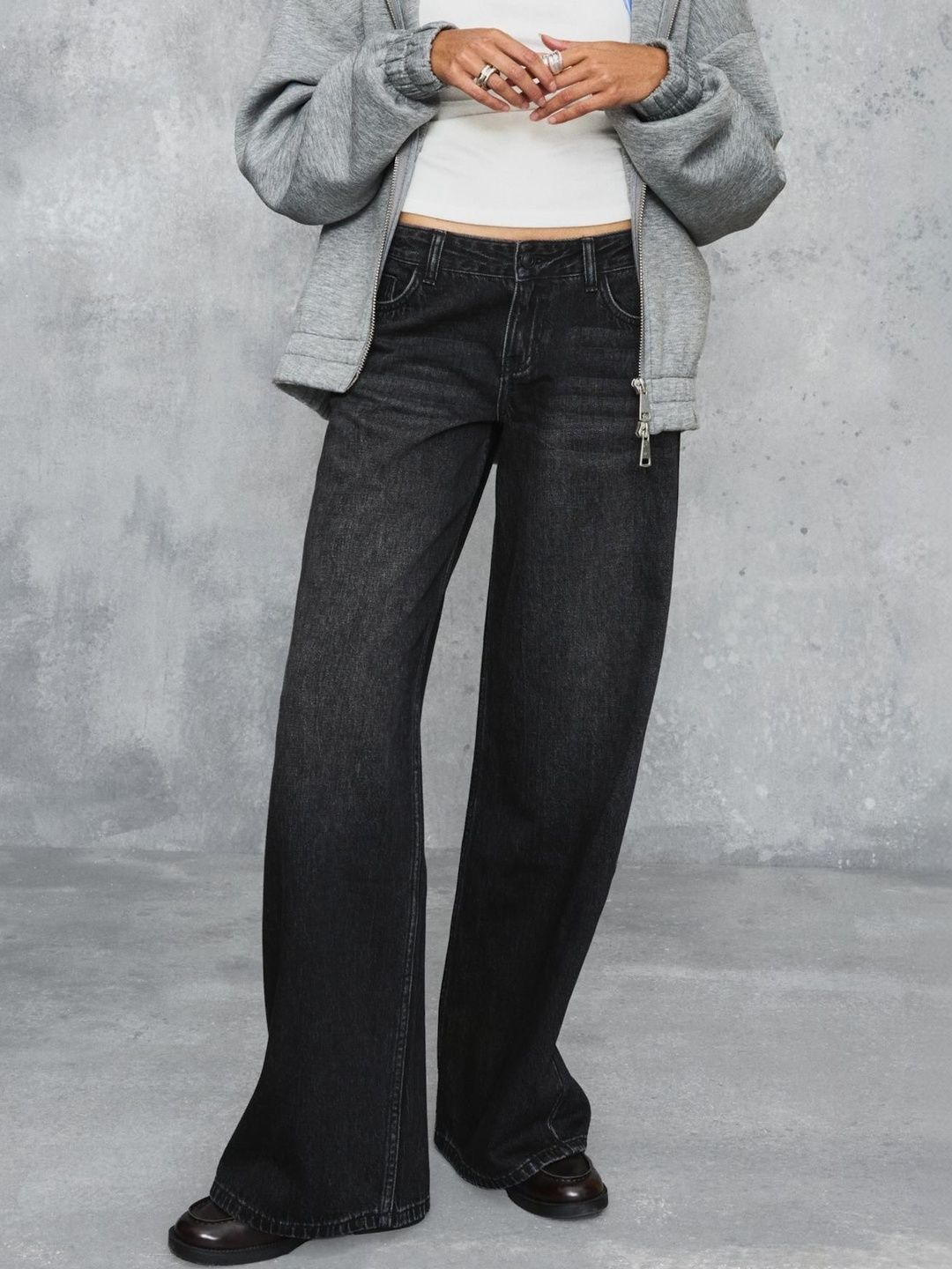 Low-rise wide-leg jeans