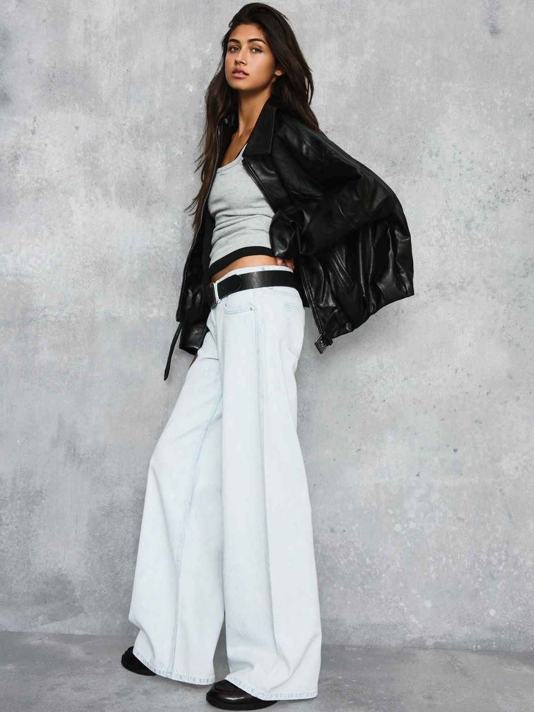 Low-rise wide-leg jeans
