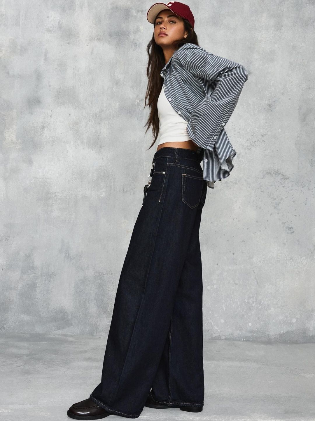 Low-rise wide-leg jeans