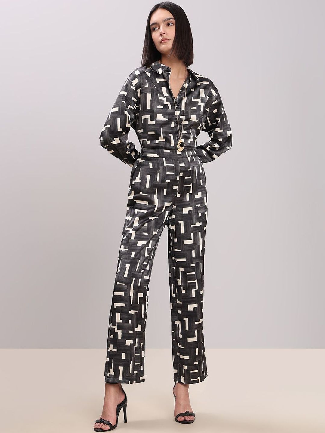 Women Straight Fit Trousers Vero Moda Women Printed Straight Fit High-Rise Easy Wash Trousers