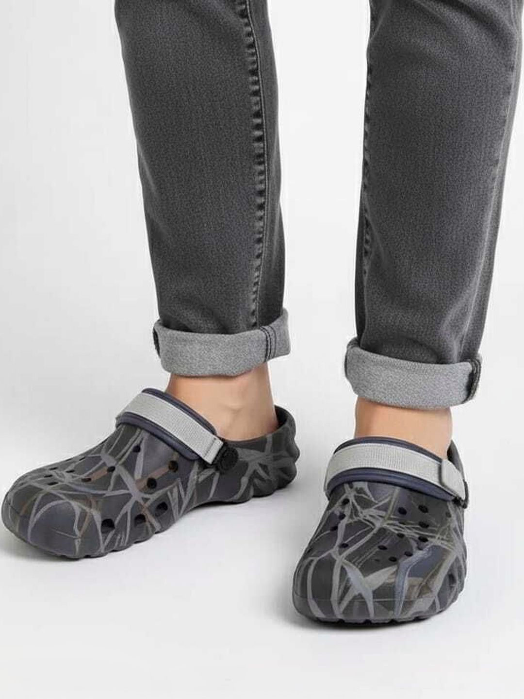 Penguin Clogs Men Printed Clogs