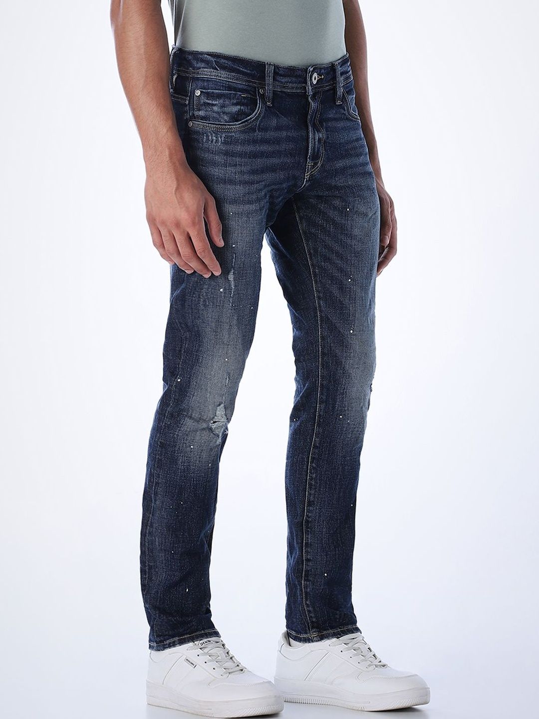 Regular Fit Low-Rise Mildly Distressed Heavy Fade Stretchable Jeans