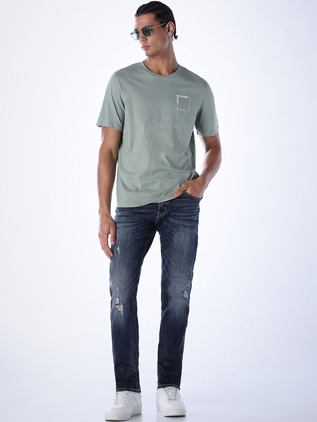 Regular Fit Low-Rise Mildly Distressed Heavy Fade Stretchable Jeans