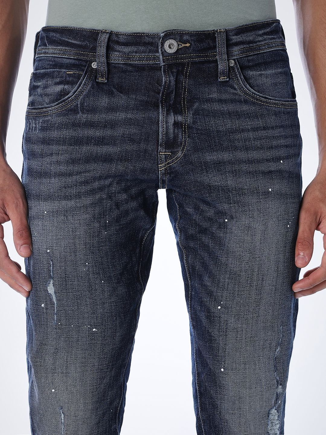 Regular Fit Low-Rise Mildly Distressed Heavy Fade Stretchable Jeans