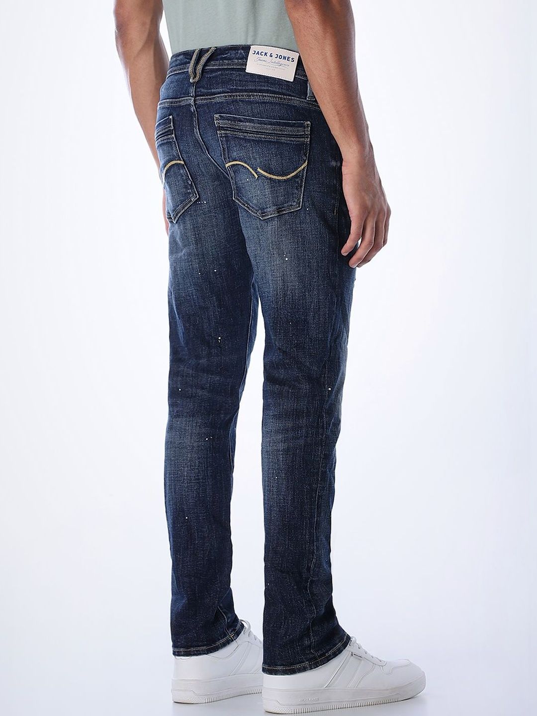 Regular Fit Low-Rise Mildly Distressed Heavy Fade Stretchable Jeans