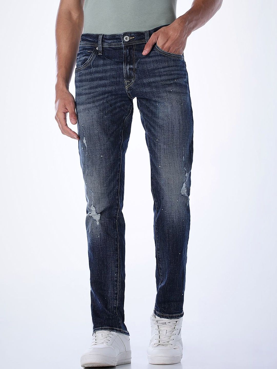 Regular Fit Low-Rise Mildly Distressed Heavy Fade Stretchable Jeans