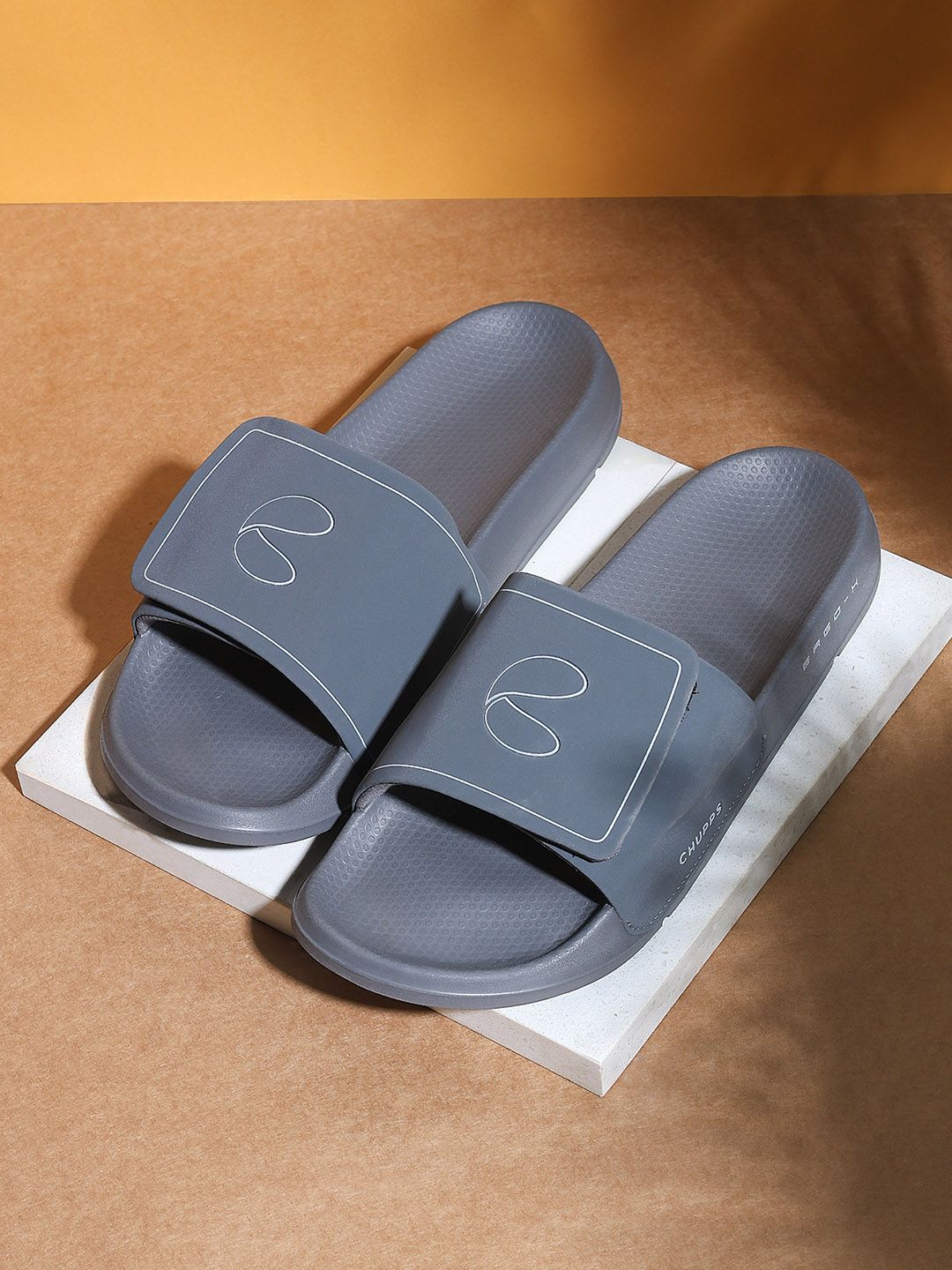 CHUPPS Men Printed Sliders