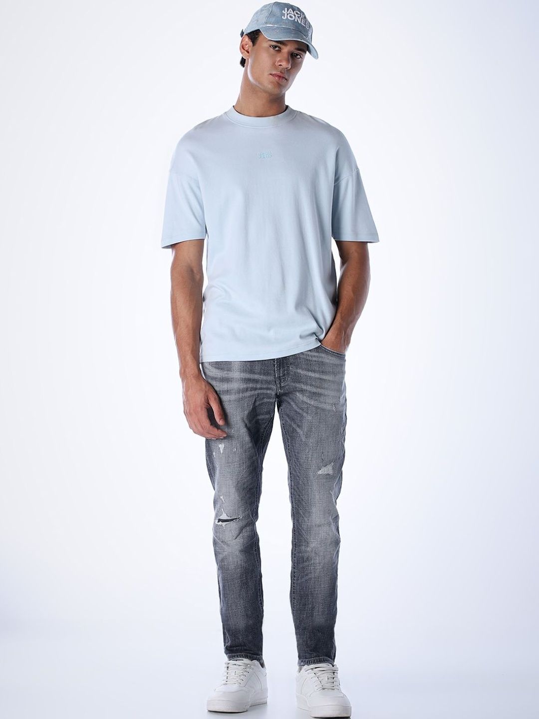 Regular Fit Low-Rise Mildly Distressed Heavy Fade Stretchable Jeans