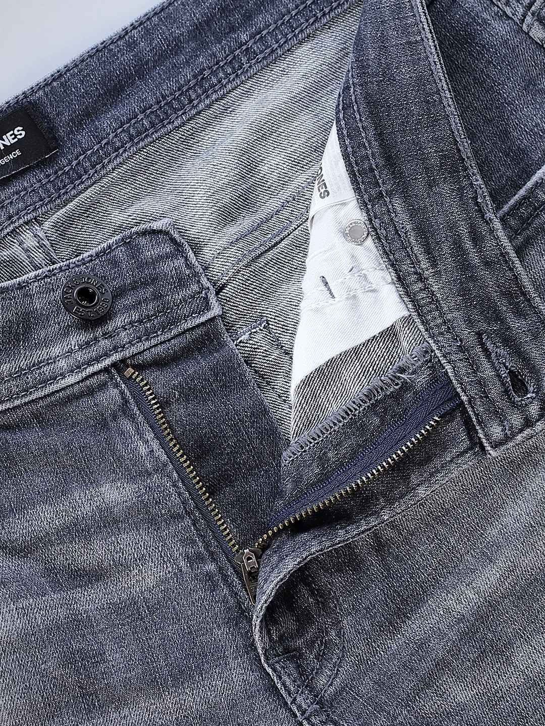 Regular Fit Low-Rise Mildly Distressed Heavy Fade Stretchable Jeans