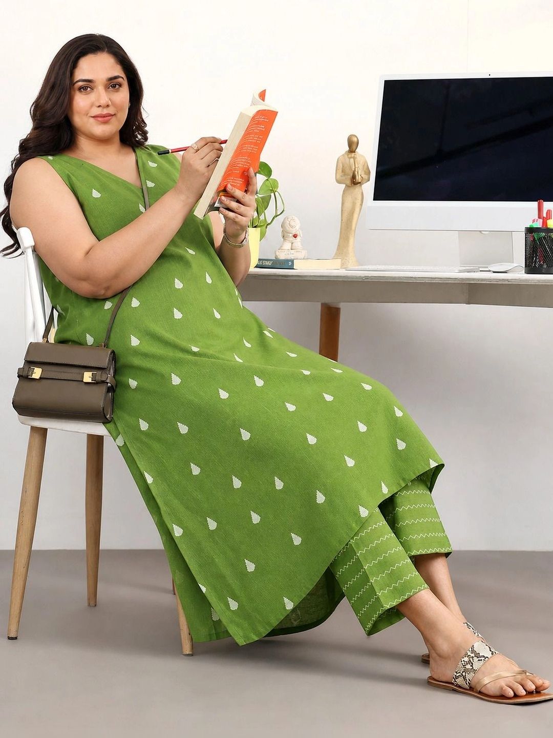 EXTRA LOVE BY LIBAS EXTRA LOVE BY LIBAS Women Printed Regular Kurta with Trousers