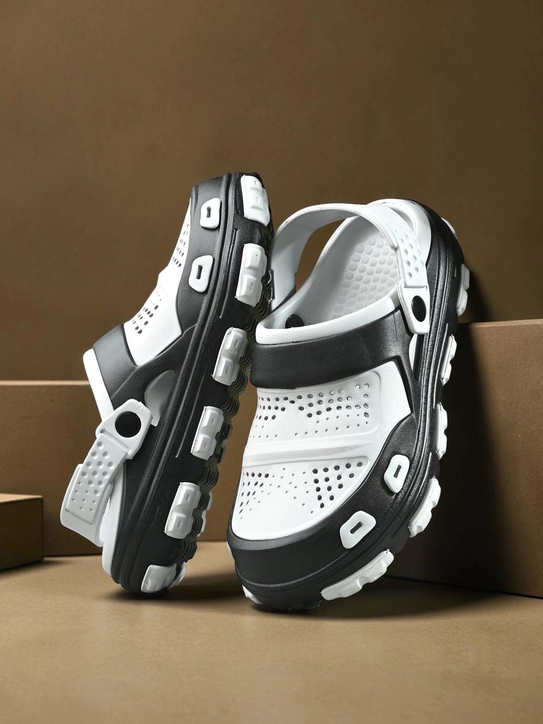 Roadster Men Clogs