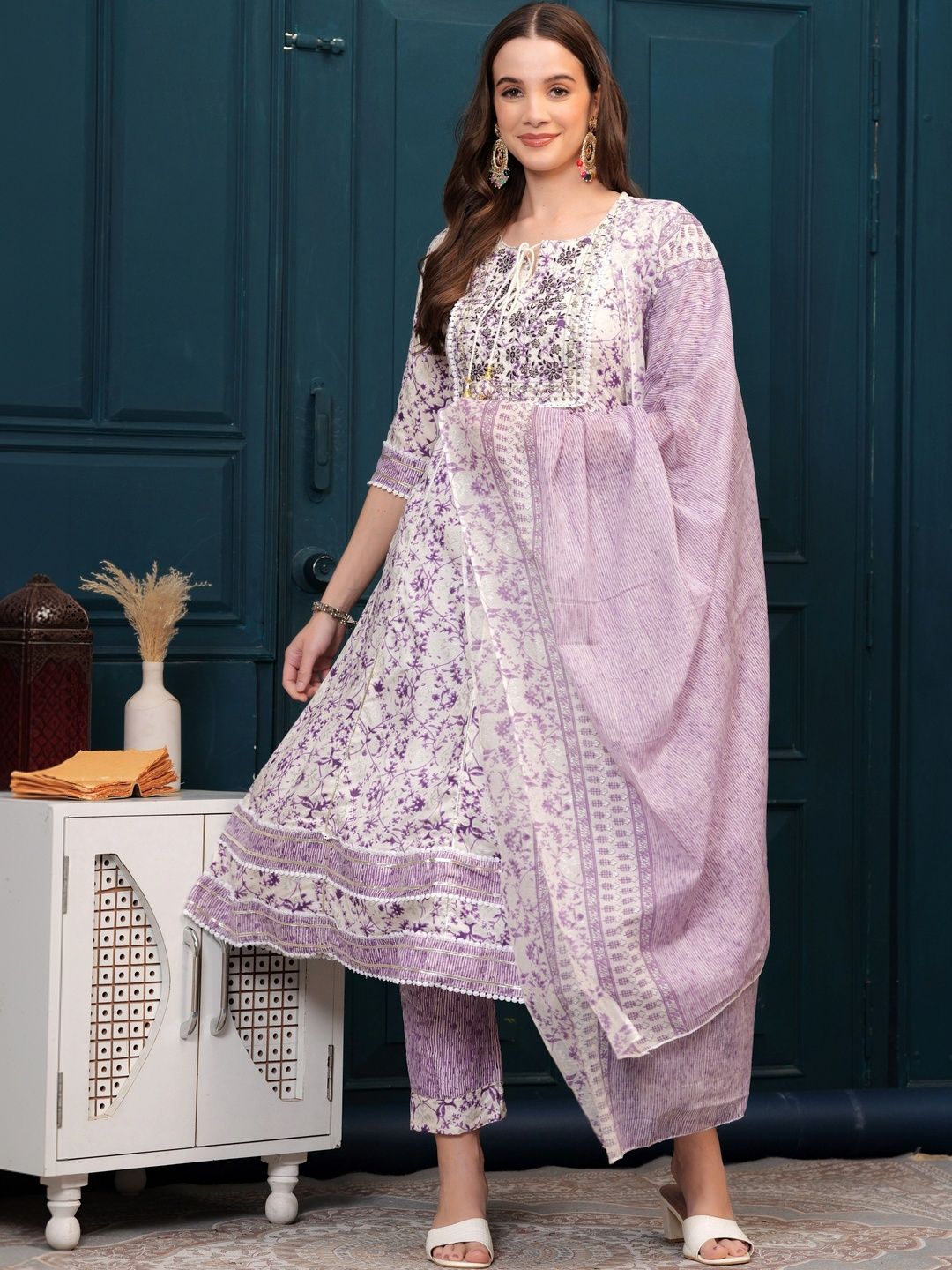 BABA KURTI Women Floral Printed Empire Thread Work Pure Cotton Kurta with Trousers & With Dupatta