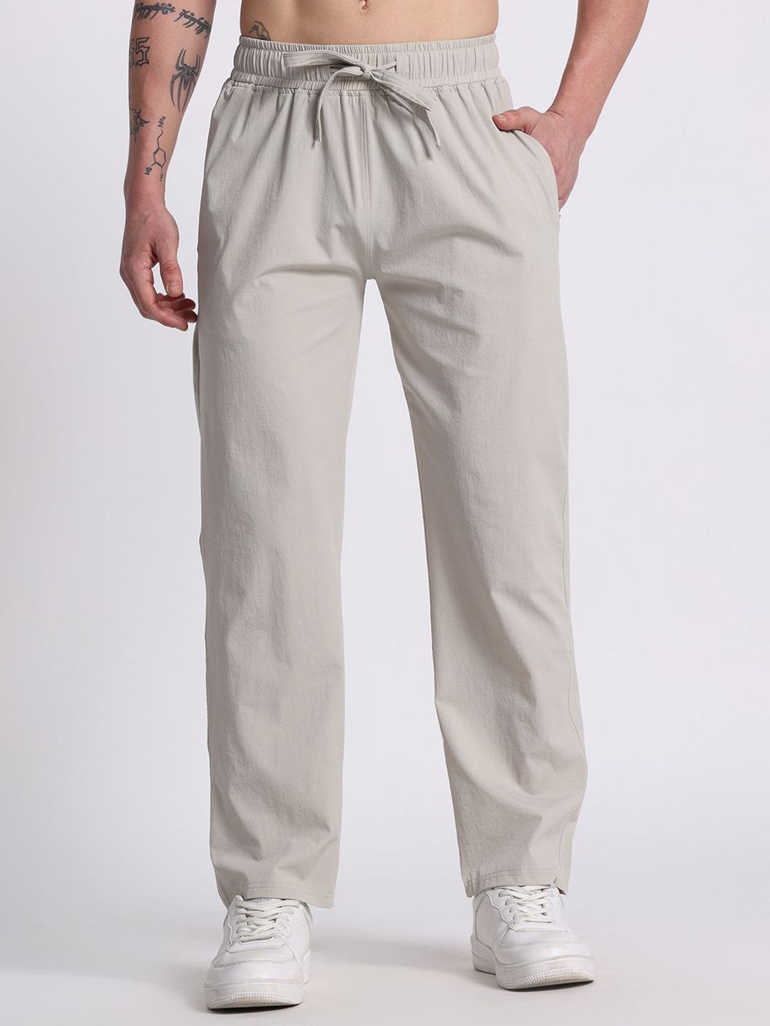 Jibumi Jibumi Men Solid Mid-Rise Regular Fit Easy Wash Trousers