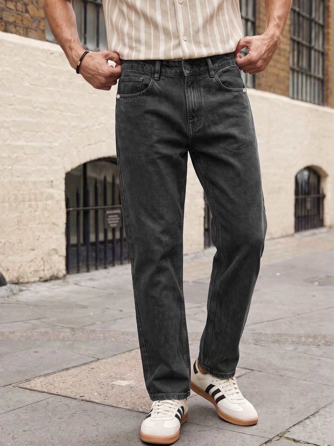 Urbano Fashion Men Relaxed Fit Mid-Rise Heavy Fade Jeans