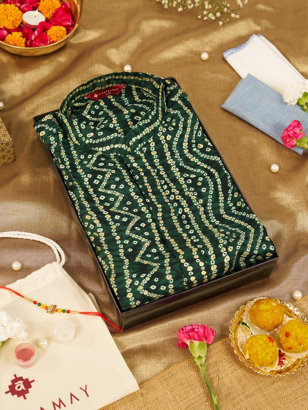 VASTRAMAY Men Bandhani Printed Kurta Gift Set with Rakhi & Handkerchief
