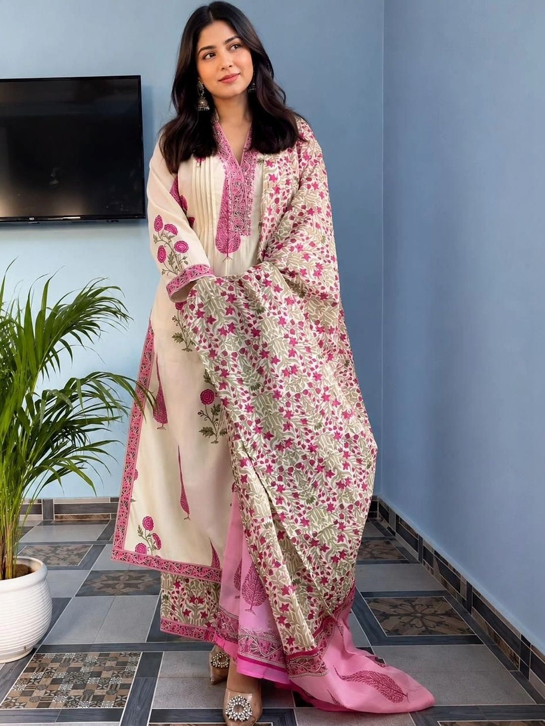 Vastranchal Women Floral Printed Regular Kurta with Trousers & With Dupatta