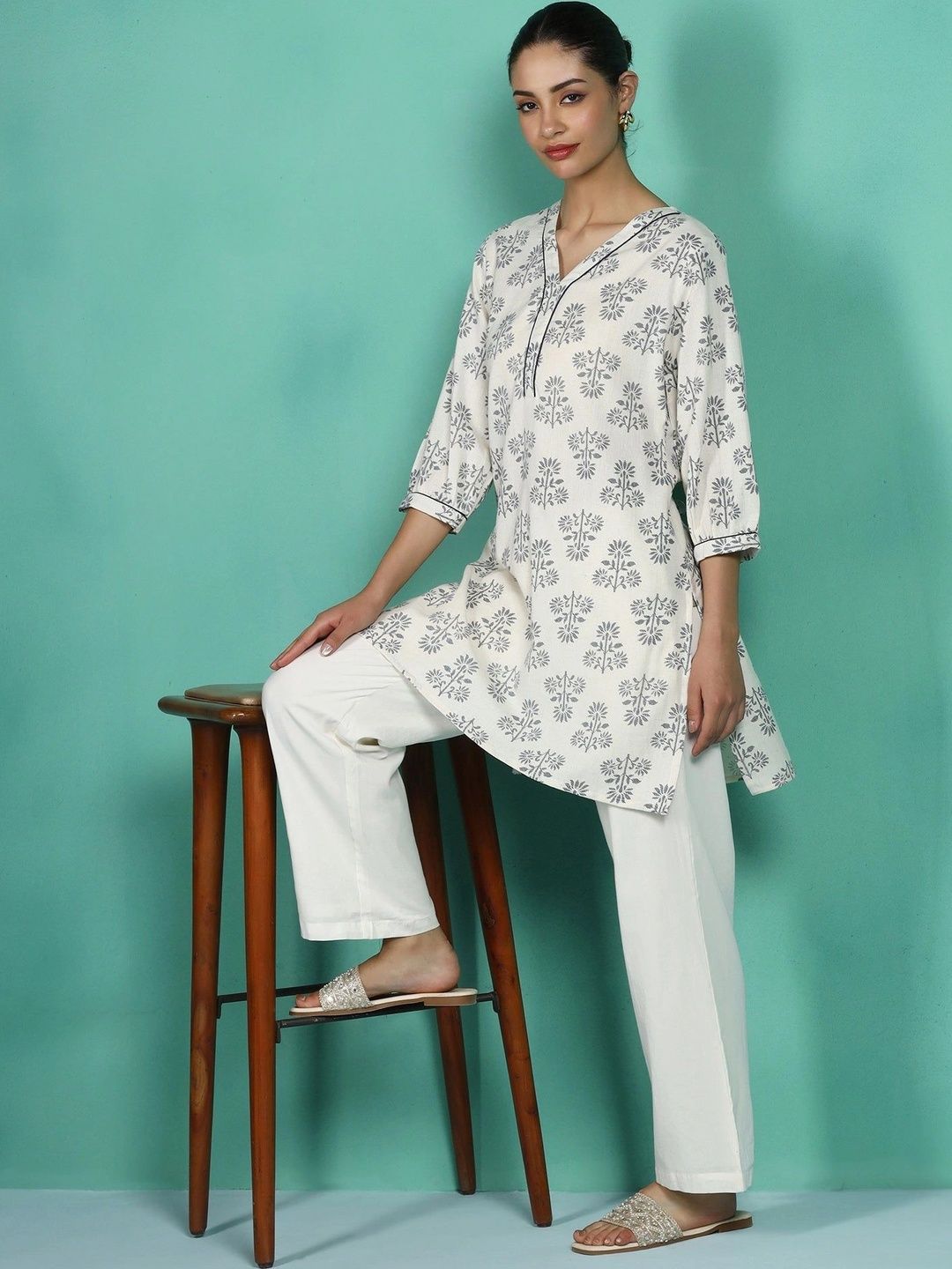 GLAMALUE Botanical Printed V-Neck Kurti