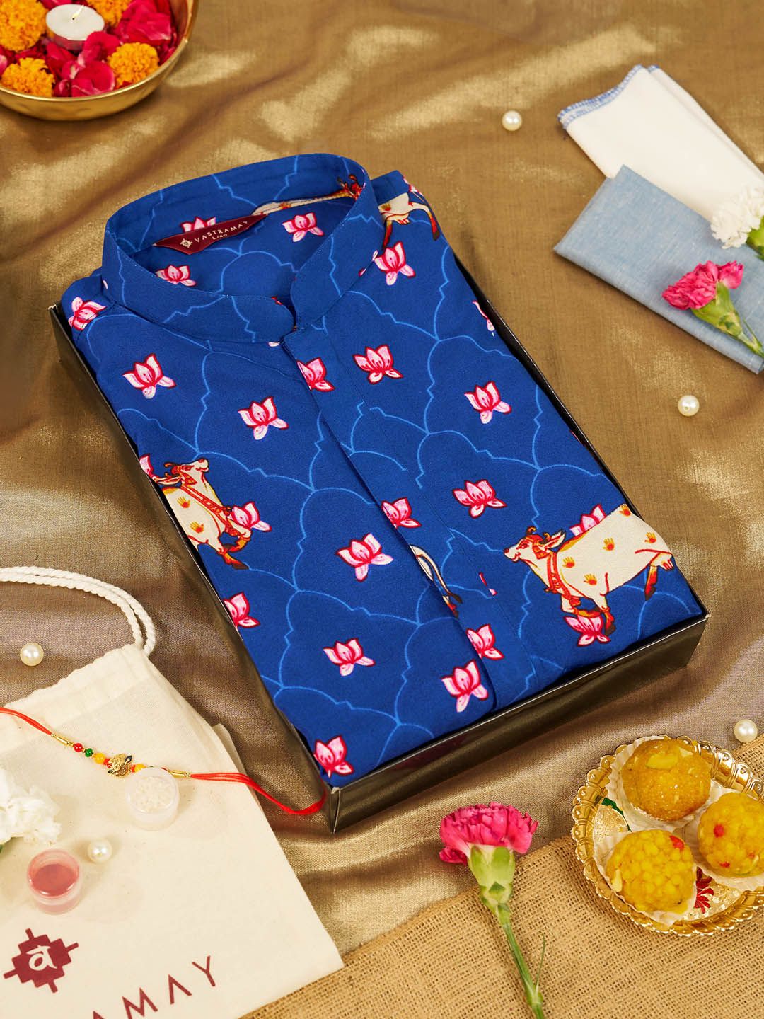 VASTRAMAY Men Ethnic Motifs Printed Kurta Gift Set with Rakhi & Handkerchief