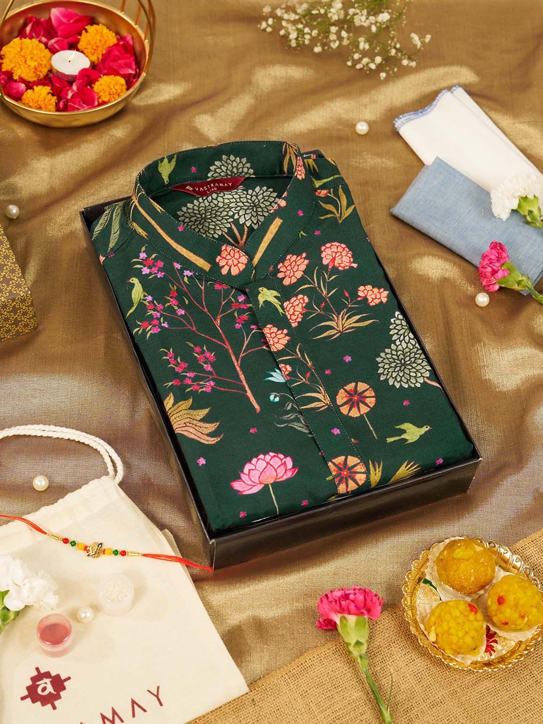 VASTRAMAY Men Tropical Printed Kurta Gift Set with Rakhi & Handkerchief