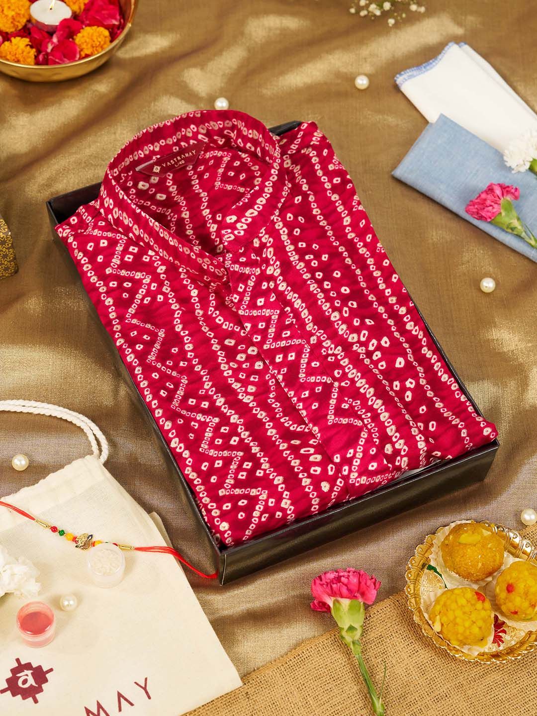 VASTRAMAY Men Bandhani Printed Kurta Gift Set with Rakhi & Handkerchief