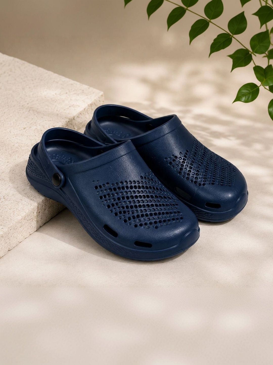 Roadster Men Clogs Sandals