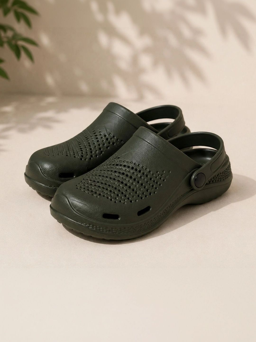 Roadster Men Clogs Sandals