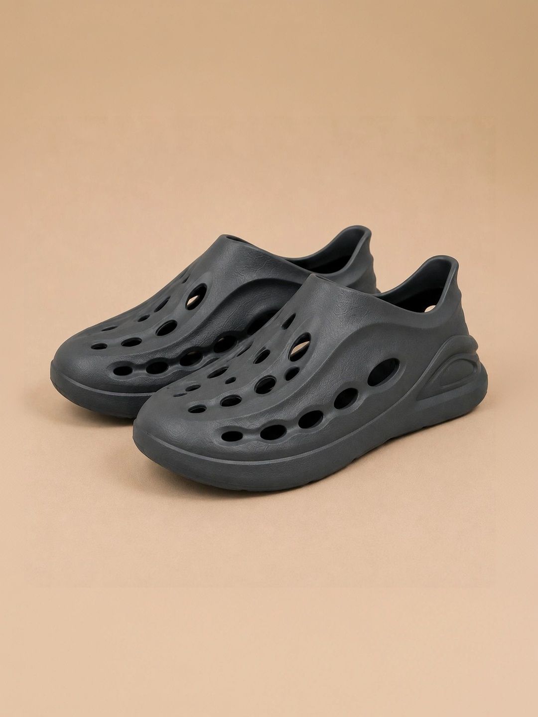 Roadster Men Clogs Sandals