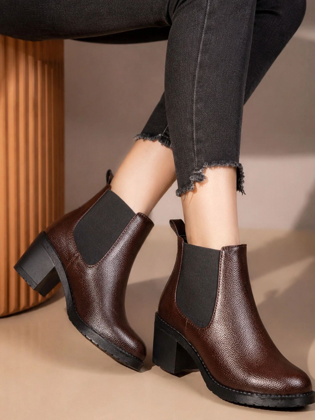 Layasa Layasa Women Textured Round Toe Slip-On Chelsea Boots