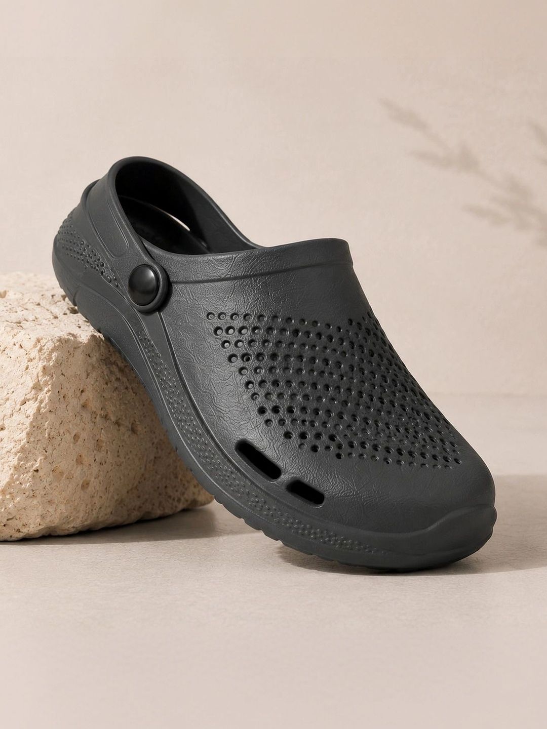 Roadster Men Clogs Sandals