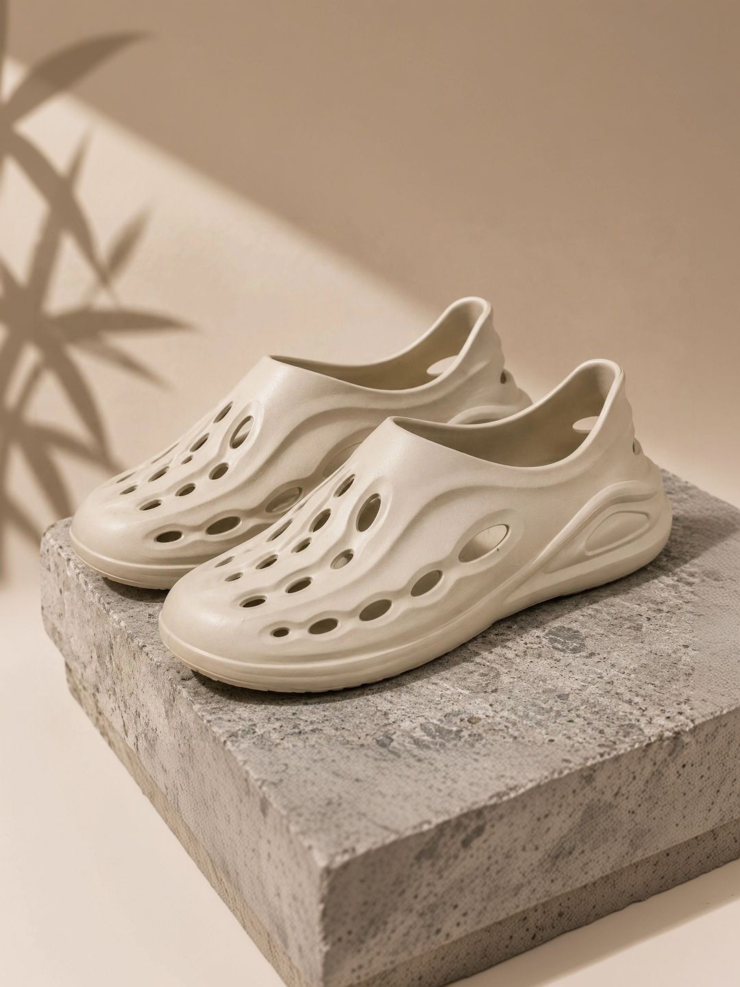 Roadster Men Clogs Sandals