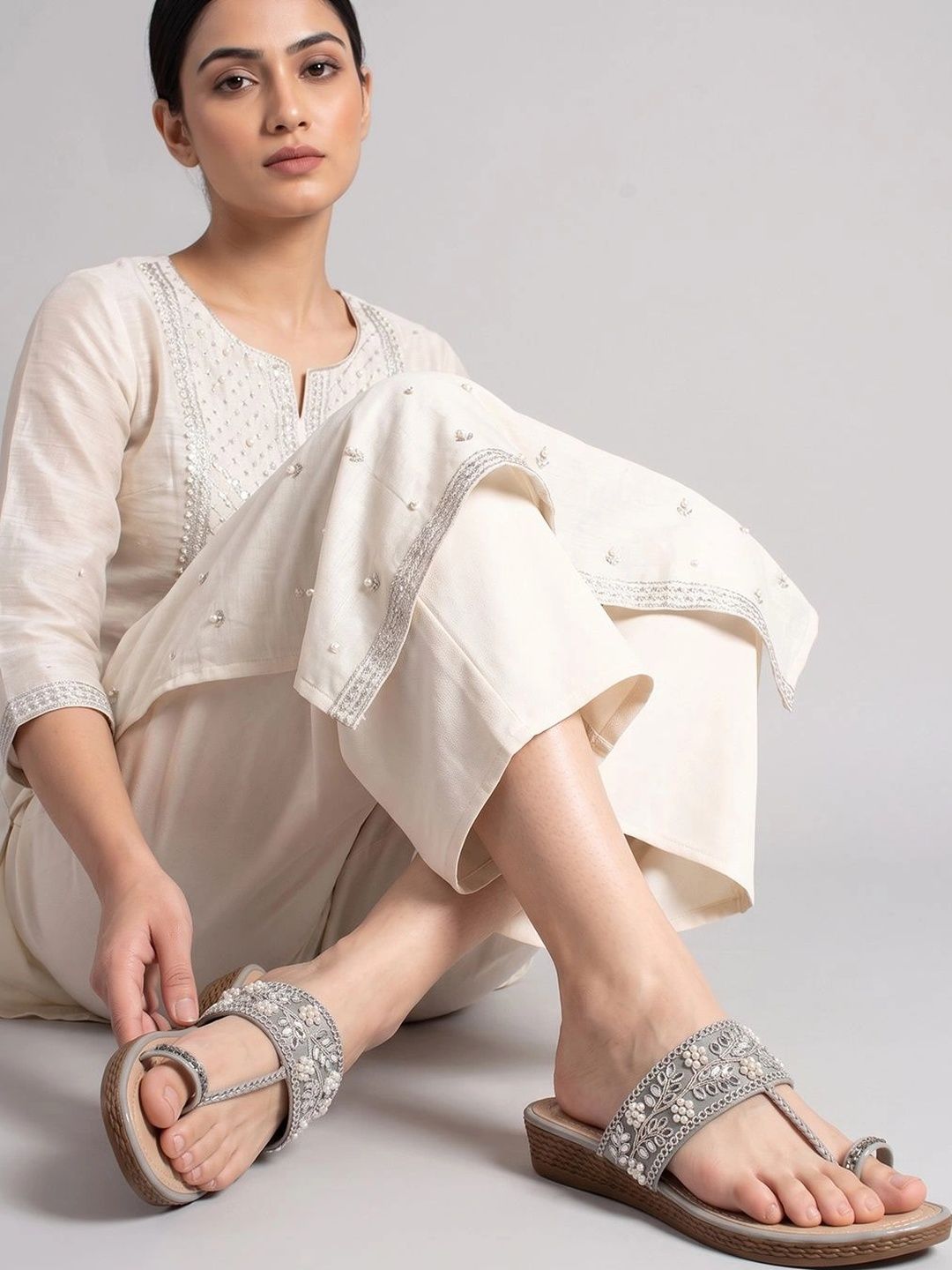 TRIKSY Women Embellished Ethnic One Toe Flats